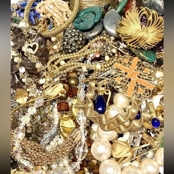 Vintage Estate Costume Jewelry 5 LB Lots, Signed And Unsigned, All wearable - Picture 8 of 16